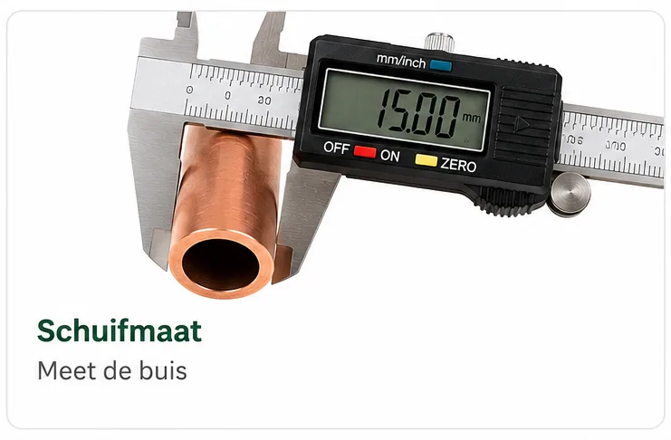 Meet de buitendiameter van een koperen buis met een schuifmaat om de juiste maat knelfitting te bepalen.